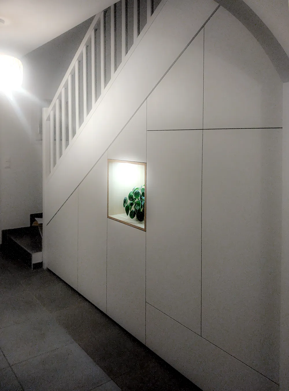 Conception, fabrication et pose d’une penderie sous escalier